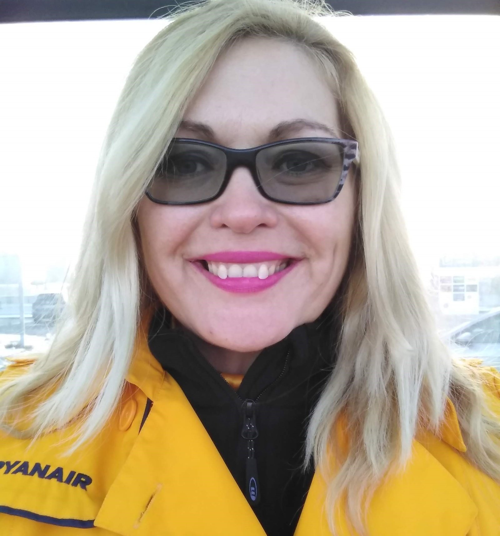 carmen-chermenschi-hôtesse-de-lair-ryanair-uniforme
